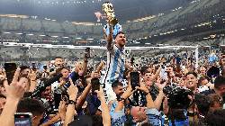 Messi khiến CĐV 'lo sốt v&oacute;' khi &uacute;p mở chuyện giải nghệ 