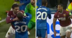 Cầu thủ West Ham bóp cổ sao Chelsea trong lúc hỗn loạn