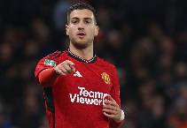 Hàng thủ dở tệ biến Man United thành cựu vương Carabao Cup