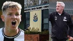 HLV Newcastle đánh nhau với học trò trên sân tập