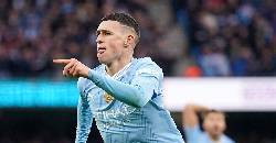 Foden lập c&uacute; đ&uacute;p, Man City ngược d&ograve;ng hạ gục MU
