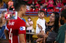 Con gái Bùi Tiến Dũng bơ cả bố và trợ lý Lee Young-jin