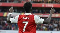 Huyền thoại Arsenal hứng mưa gạch đ&aacute; v&igrave; đi 'khuy&ecirc;n đểu' Saka
