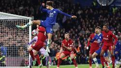 Trụ cột đ&ograve;i 'tỉ th&iacute;' với nhau ngay tr&ecirc;n s&acirc;n khiến CĐV Liverpool lo lắng