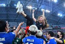 Tỉ ph&uacute; Th&aacute;i Lan được 60 đội b&oacute;ng chống lưng ngồi v&agrave;o ghế n&oacute;ng