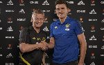 Harry Maguire kho&aacute;c &aacute;o số mấy tại MU?