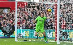 Thủ môn hay nhất thế giới thì cũng ‘ăn hành’ ở Premier League