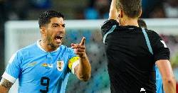 Luis Suarez c&aacute;o buộc FIFA chống lại Uruguay