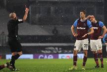 Trọng tài Mike Dean bị chỉ trích vì rút thẻ đỏ 'kỳ lạ' ở Premier League