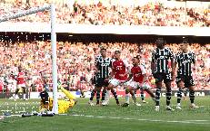 Ra tay giải cứu, Nh&agrave; v&ocirc; địch C1 6 lần chi&ecirc;u mộ 'ng&ocirc;i sao bất trị 73 củ' M.U