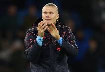 HLV nổi giận v&igrave; học tr&ograve; đổi &aacute;o với Haaland