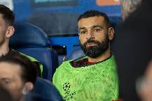 HLV Arne Slot lý giải vì sao ‘ngó lơ’ Salah trong trận thua PSG