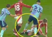 H&agrave;ng loạt t&igrave;nh huống tranh c&atilde;i ở trận đấu giữa MU v&agrave; Arsenal