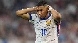 Mbappe bị chỉ trích vì đổi áo giữa trận đấu giữa giờ nghỉ