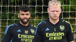 Ramsdale phản ứng đẳng cấp khi mất suất bắt chính vào tay Raya