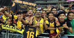 CĐV H&agrave;n Quốc quay lưng với đội tuyển Việt Nam, sang cổ vũ Malaysia