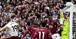Tranh cãi khi Arsenal thoát thua ở phút 90+5