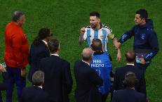 Argentina tho&aacute;t &aacute;n FIFA, Messi ung dung chờ b&aacute;n kết World Cup