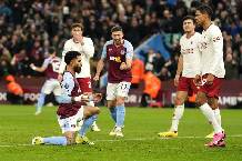 Ng&ocirc;i sao Aston Villa l&agrave;m tr&ograve; cười v&igrave; ăn mừng khi&ecirc;u kh&iacute;ch MU