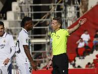 Trọng tài 4 lần đưa ra quyết định có lợi cho Real Madrid