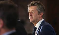 Rõ  tình trạng của huyền thoại Van der Sar sau khi phải nhập viện khẩn cấp