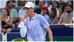 Trận đấu bị gián đoạn liên tục, Sinner vẫn giành vé vào vòng 4 Cincinnati Masters