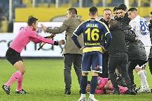 CỰC SỐC! Chủ tịch hạ knock-out trọng t&agrave;i ngay tr&ecirc;n s&acirc;n