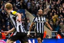 Newcastle nối g&oacute;t Man United, AC Milan ngậm ng&ugrave;i xuống C2