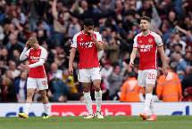 Thua sốc Aston Villa, Arsenal d&acirc;ng ng&ocirc;i đầu cho Man City
