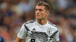 Toni Kroos mỉa mai đồng đội cũ, CĐV chỉ đích danh 'nạn nhân'