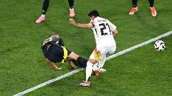 Cầu thủ Scotland bị chỉ trích thậm tệ vì vào bóng triệt hạ với Gundogan