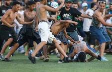 Hàng trăm CĐV hỗn chiến, đuổi đánh cầu thủ ở Brazil