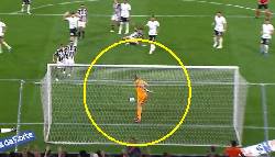 HLV th&oacute;t tim v&igrave; thủ m&ocirc;n n&eacute; b&oacute;ng, để đối thủ s&uacute;t tung lưới