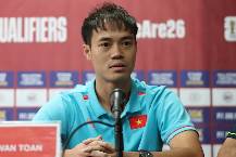 Văn To&agrave;n n&oacute;i g&igrave; về mặt cỏ nh&acirc;n tạo trước trận gặp Philippines?