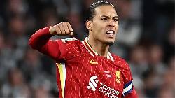 Van Dijk k&yacute; hợp đồng mới, nhận lương kỷ lục ở Liverpool