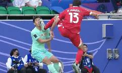 Cầu thủ Trung Quốc bị đạp r&aacute;ch mặt, trọng t&agrave;i vẫn l&agrave;m ngơ