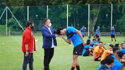 Cầu thủ Indonesia h&ocirc; h&agrave;o khẩu hiệu quyết hạ Việt Nam