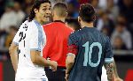 Lionel Messi và Edinson Cavani suýt đánh nhau ngay trên sân