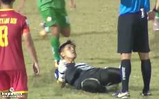 Pha ăn mừng khiêu khích trọng tài của thủ môn Cần Thơ lên báo nước ngoài