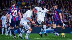 Tin Real 20/3: Vinicius bị CĐV Barca lăng mạ; Real có cột mốc buồn ở SKĐ