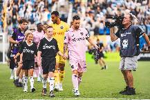 Messi có hành động đặc biệt khi trao cúp khiến đồng đội 'tan chảy'