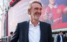 Sir Jim Ratcliffe ch&iacute;nh thức sở hữu 27,7% cổ phần của MU