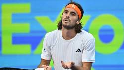 Tsitsipas quát tháo trọng tài sau thất bại tủi hổ trước Arthur Fils