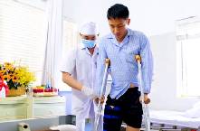 Hùng Dũng đã có thể tập đi với nạng