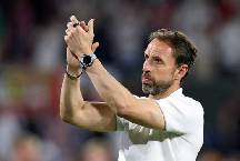 CĐV Anh ném cốc bia, thóa mạ HLV Gareth Southgate