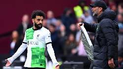 Klopp n&oacute;i g&igrave; sau tranh c&atilde;i nảy lửa tr&ecirc;n s&acirc;n với Salah?