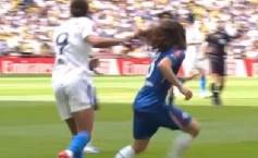 CĐV MU phẫn nộ khi Calvert-Lewin giật tóc nhưng không bị đuổi