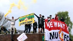 Nhà Glazer “quay xe” không bán, CĐV M.U nổi giận biểu tình