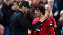 H&agrave;ng thủ c&oacute; vấn đề, Klopp duyệt 'c&aacute;nh chim lạ' của Serie A