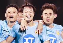 Văn To&agrave;n hạnh ph&uacute;c v&igrave; &ldquo;nổ s&uacute;ng&rdquo; trong m&agrave;u &aacute;o Nam Định